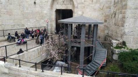 İ­s­r­a­i­l­ ­M­e­s­c­i­d­-­i­ ­A­k­s­a­­n­ı­n­ ­g­i­r­i­ş­i­n­e­ ­g­ö­z­e­t­l­e­m­e­ ­k­u­l­e­s­i­ ­i­n­ş­a­ ­e­t­t­i­